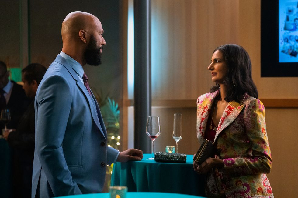 never have i ever l to r common as dr jackson and poorna jagannathan as nalini vishwakumar in episode 206 of never have i ever cr isabella b vosmikovanetflix © 2021