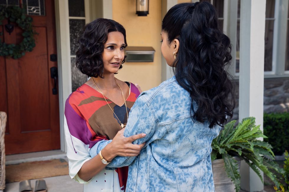 never have i ever l to r poorna jagannathan as nalini, maitreyi ramakrishnan as devi in episode 310 of never have i ever cr lara solankinetflix © 2022