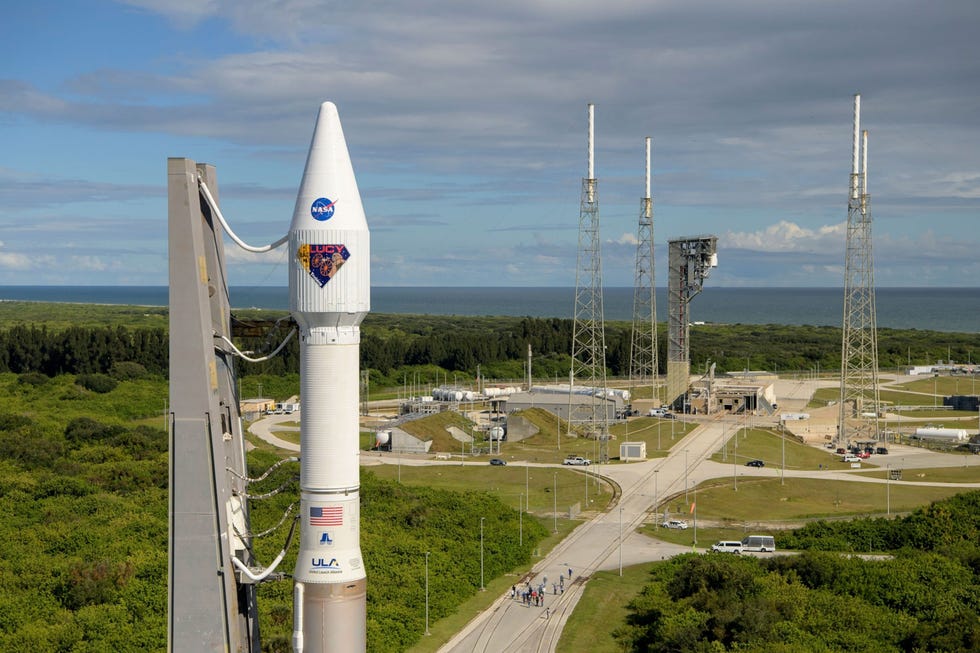 Op het Cape Canaveral Space Force Station in Florida wordt op donderdag 14 oktober 2021 een Atlas Vraket van United Launch Alliance met aan boord het NASAruimtevaartuig Lucy langzaam naar lanceercomplex nr 41 gerold