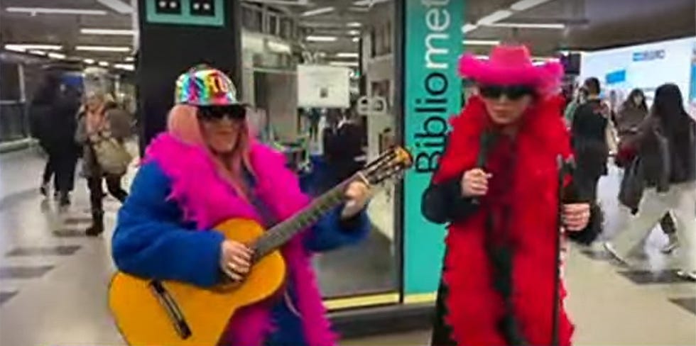 lydia lozano y belen esteban, disfrazadas, en el metro de madrid