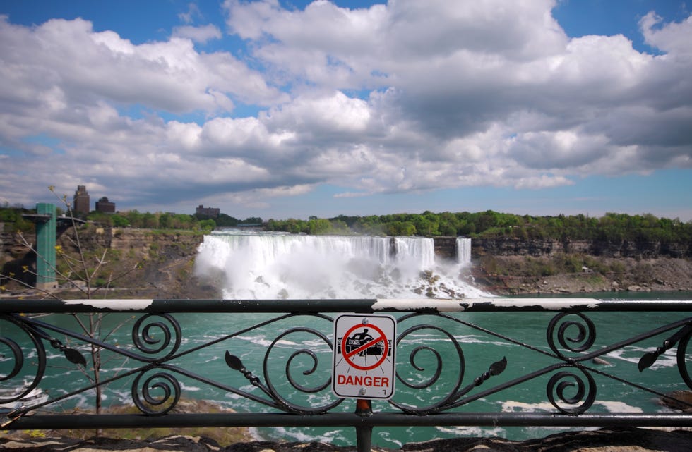 niagara falls danger sign