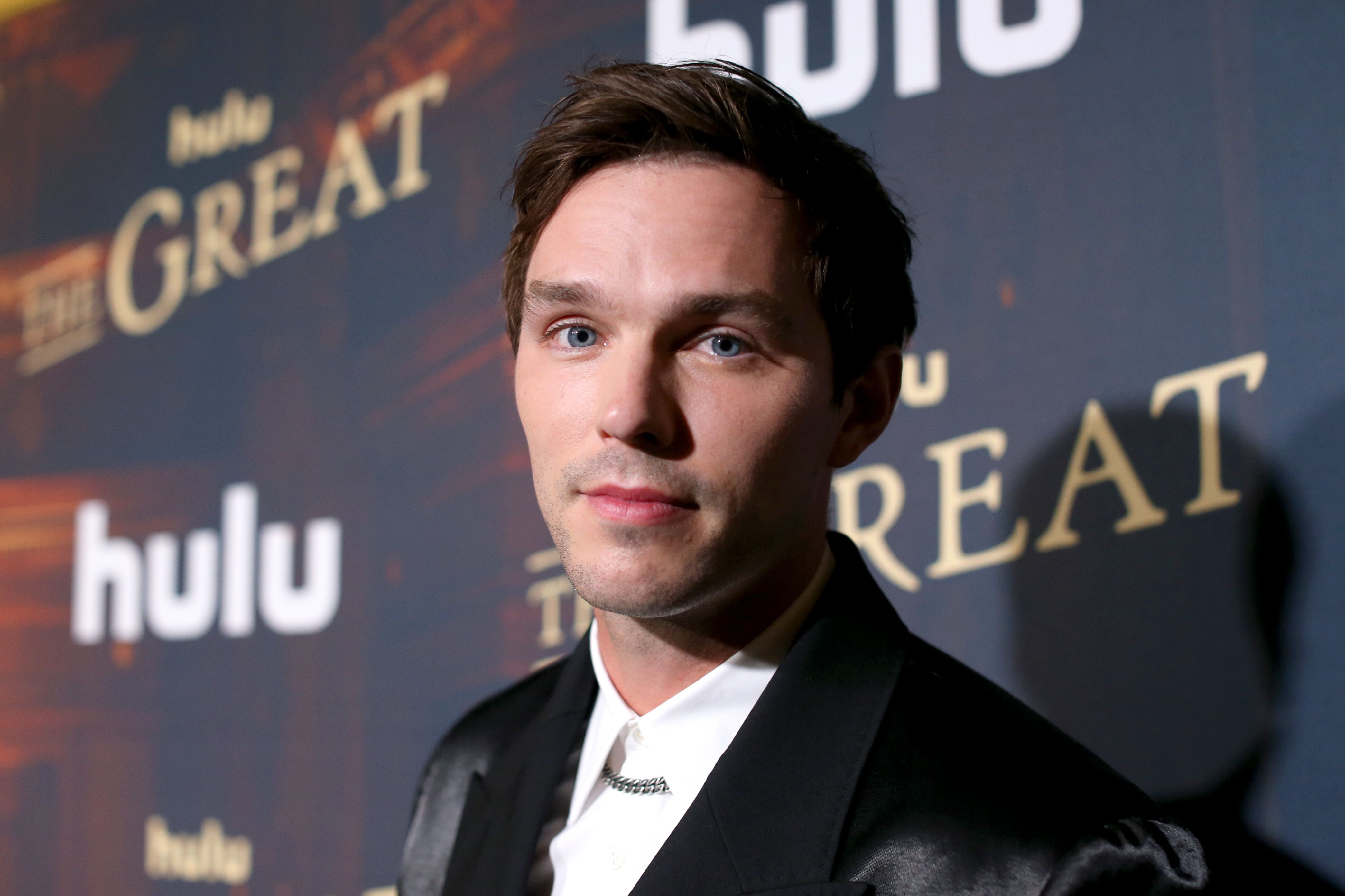 Nicholas Hoult sin camiseta en Instagram para celebrar su cumpleaños