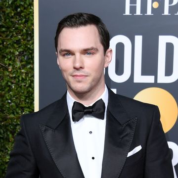 nicholas hoult at the golden globes in 2019