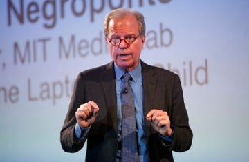 el informático nicholas negroponte durante una conferencia