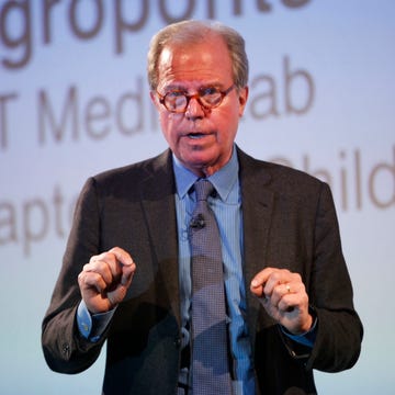 nicholas negroponte inteligencia artificial el informático nicholas negroponte durante una conferencia