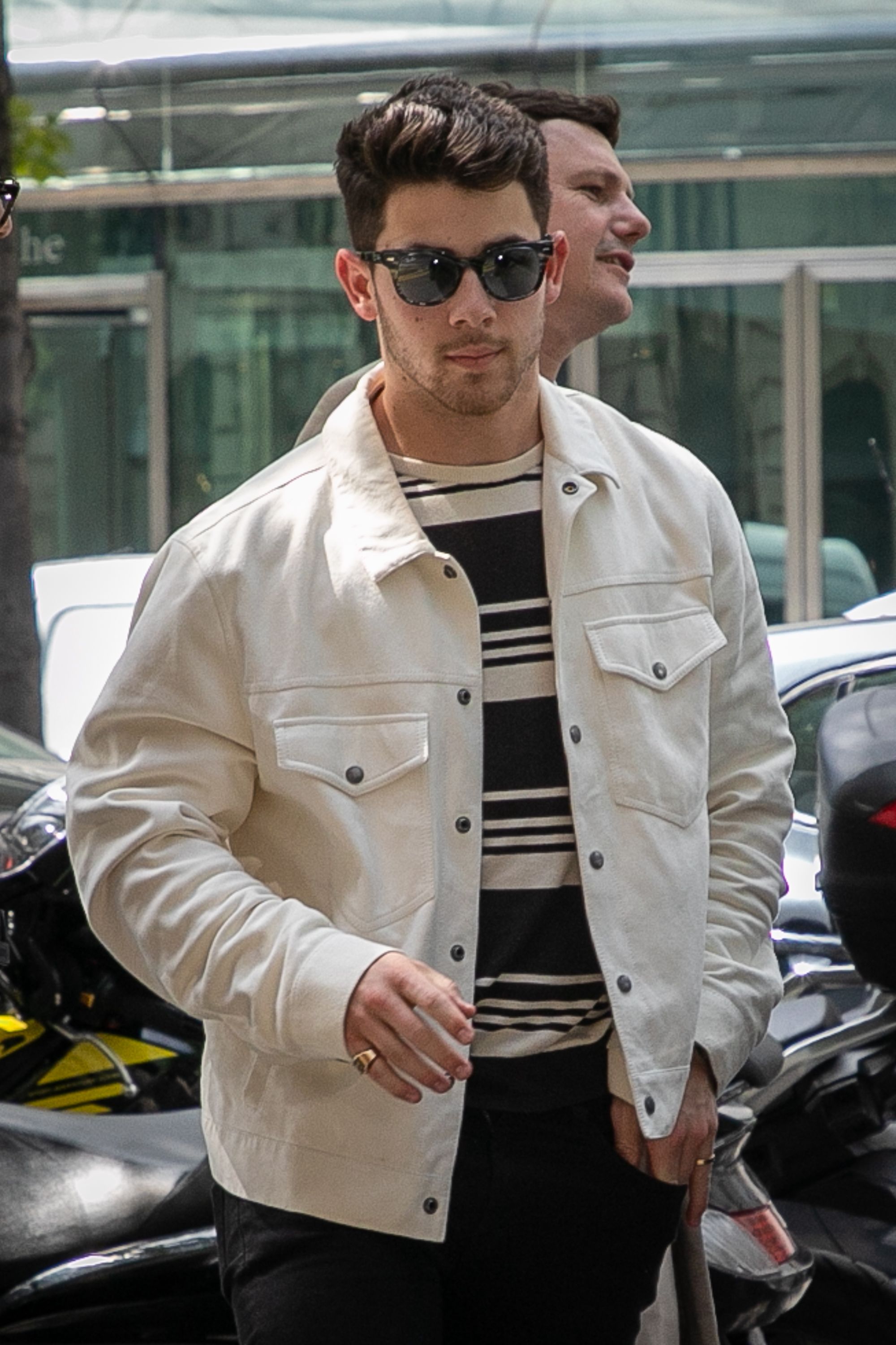 Cazadora vaquera blanca para hombre - Nick Jonas y las claves para llevar  una chaqueta de verano