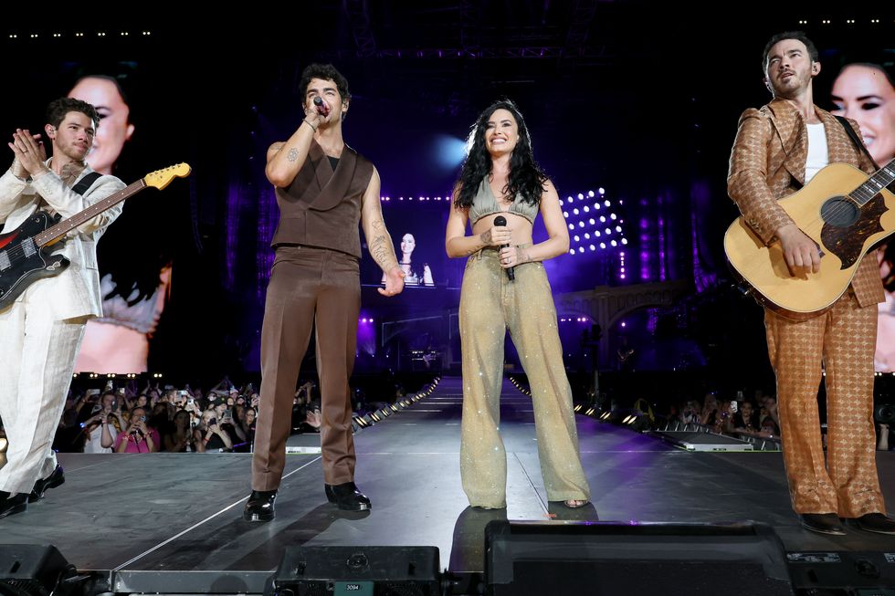 Jonas Brothers: jonas20 saludos desde tu ciudad natal. Comienza la gira en Nueva Jersey.