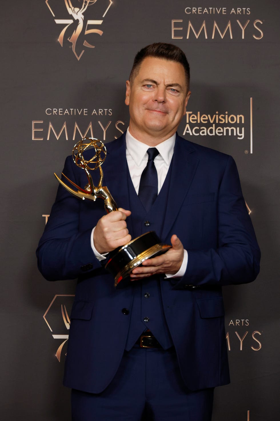 Nick Offerman pose avec l'acteur invité exceptionnel dans le cadre d'un prix de série dramatique lors des Emmy des arts créatifs 2024