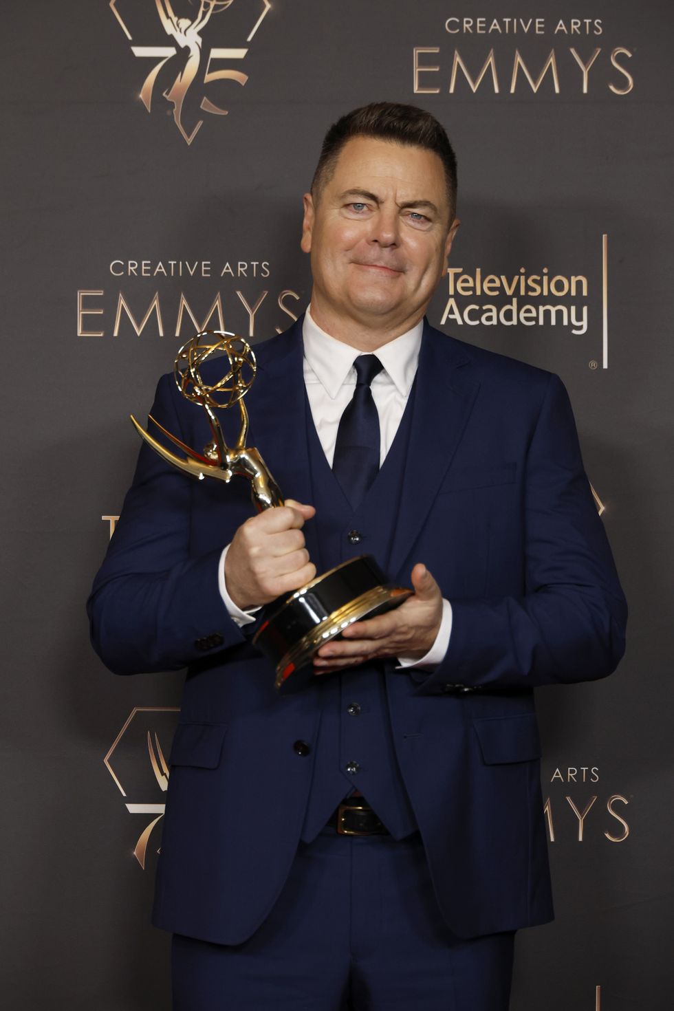 Nick Offerman posa con el premio al actor invitado destacado en una serie dramática durante el Emmy de artes creativas 2024