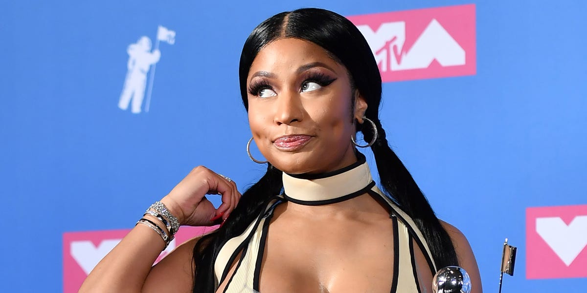 Nicki Minaj, con i capezzoli in vista sul palco