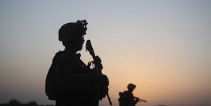 la storia di nicole gee, la marine che cullava il bambino è morta in afghanistan