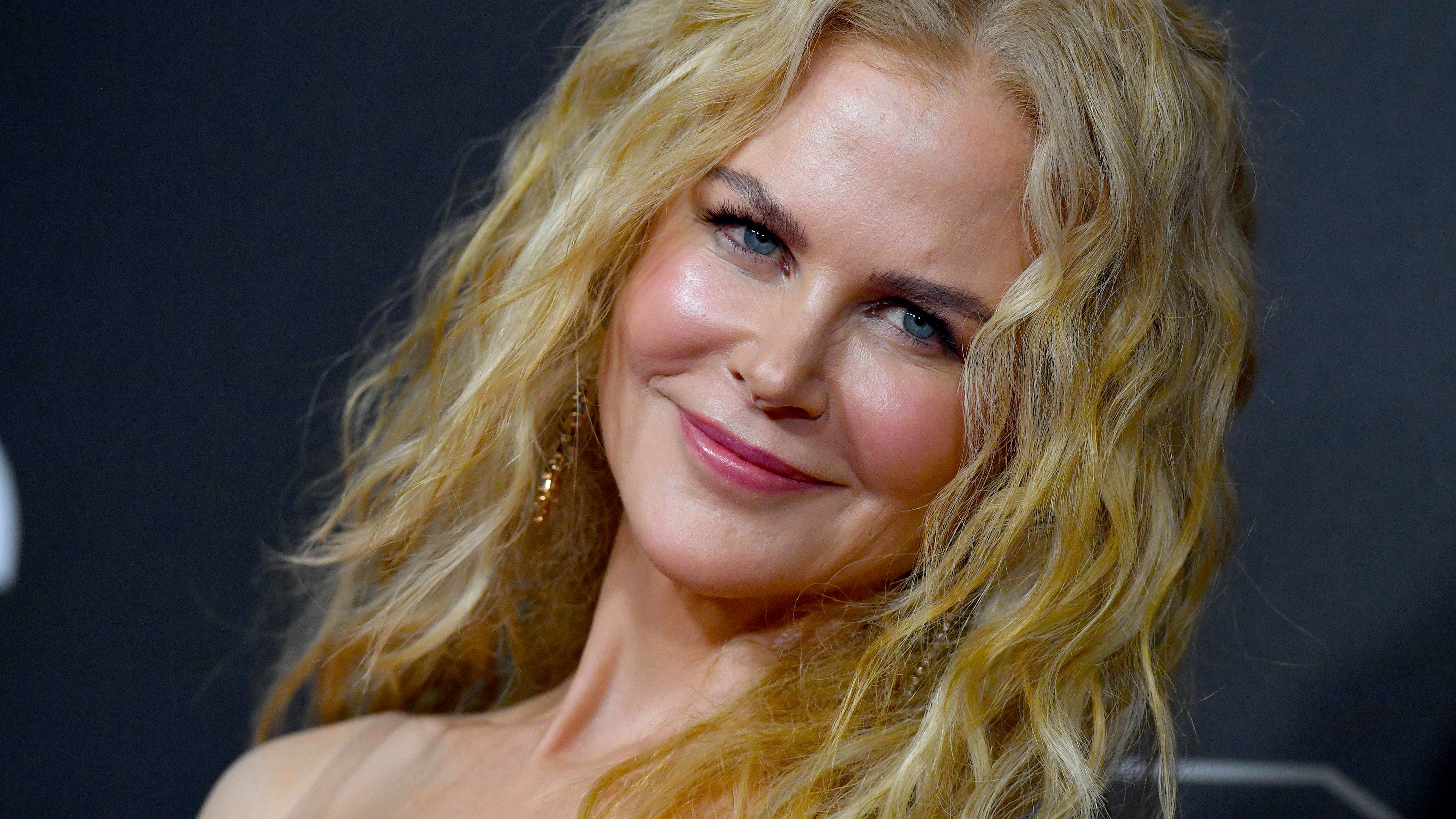 Nicole Kidman shows some skin in stunning backless gown with thigh