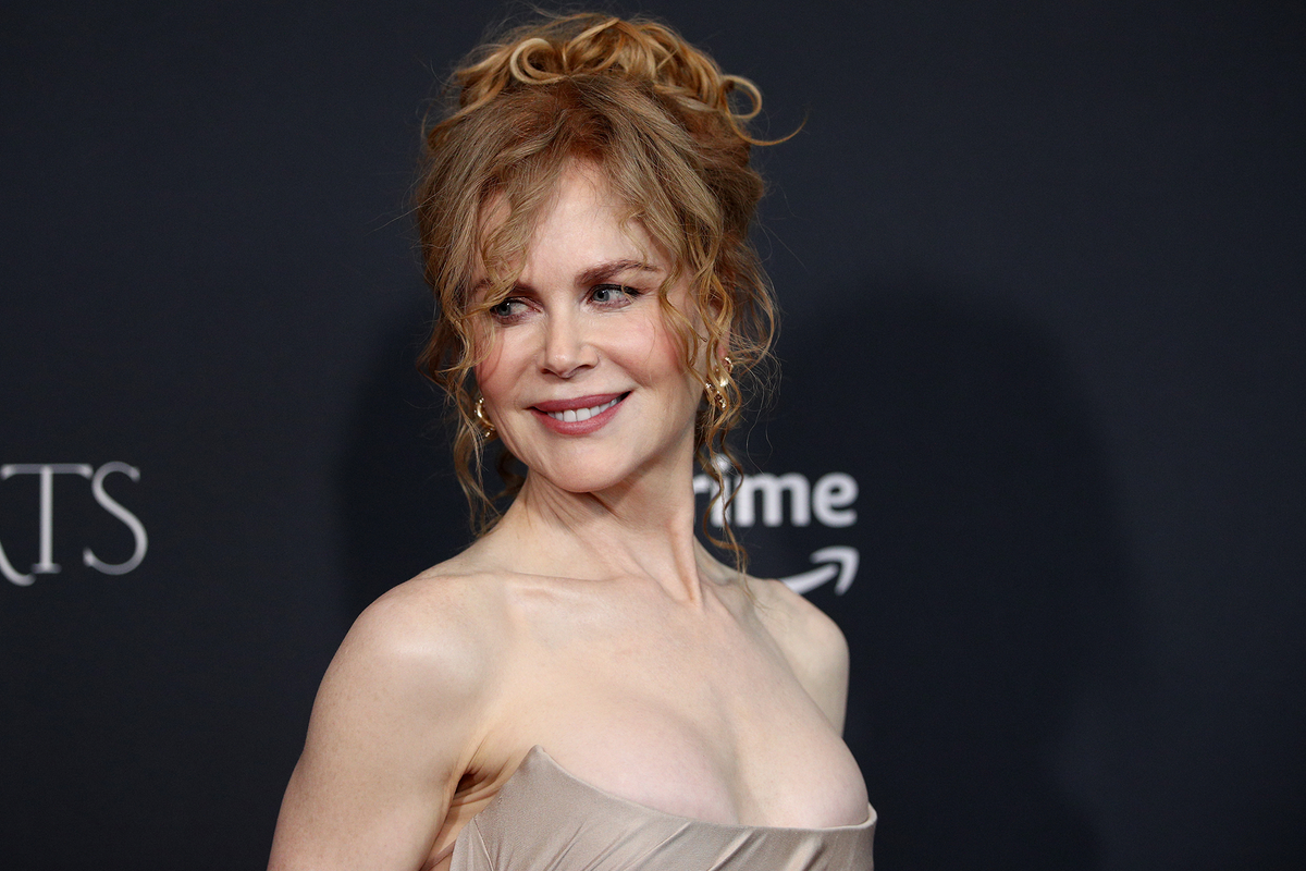 Nicole Kidman does naked dressing in nude gown with thigh slit