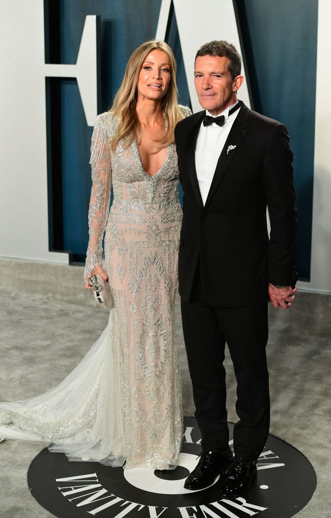 Antonio Banderas con su novia Nicole Kimpell en la fiesta de vanity Fair tras los oscar