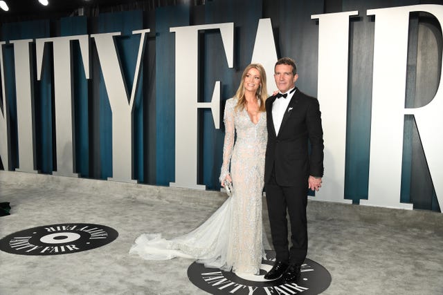 Antonio Banderas a su llegada a la fiesta de VAnity Fair con su novia Nicole Kimpell tras los Oscar 