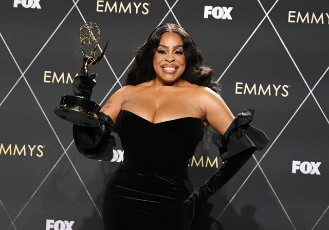 https://hips.hearstapps.com/hmg-prod/images/niecy-nash-betts-winner-of-the-outstanding-supporting-news-photo-1729006456.jpg?crop=1xw:0.71409xh;center,top&resize=640:*