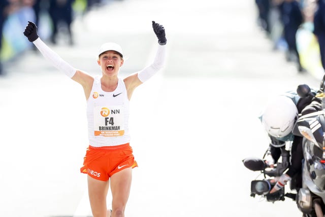 la atleta neerlandesa nienke brinkman en el maratón de rotterdam 2022