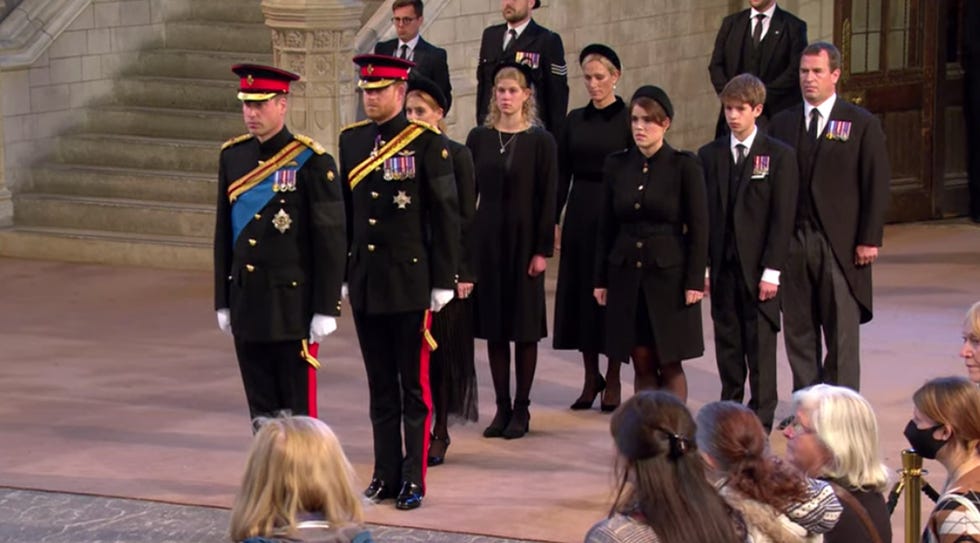 harry y enrique, unidos en la vigilia en honor a isabel ii