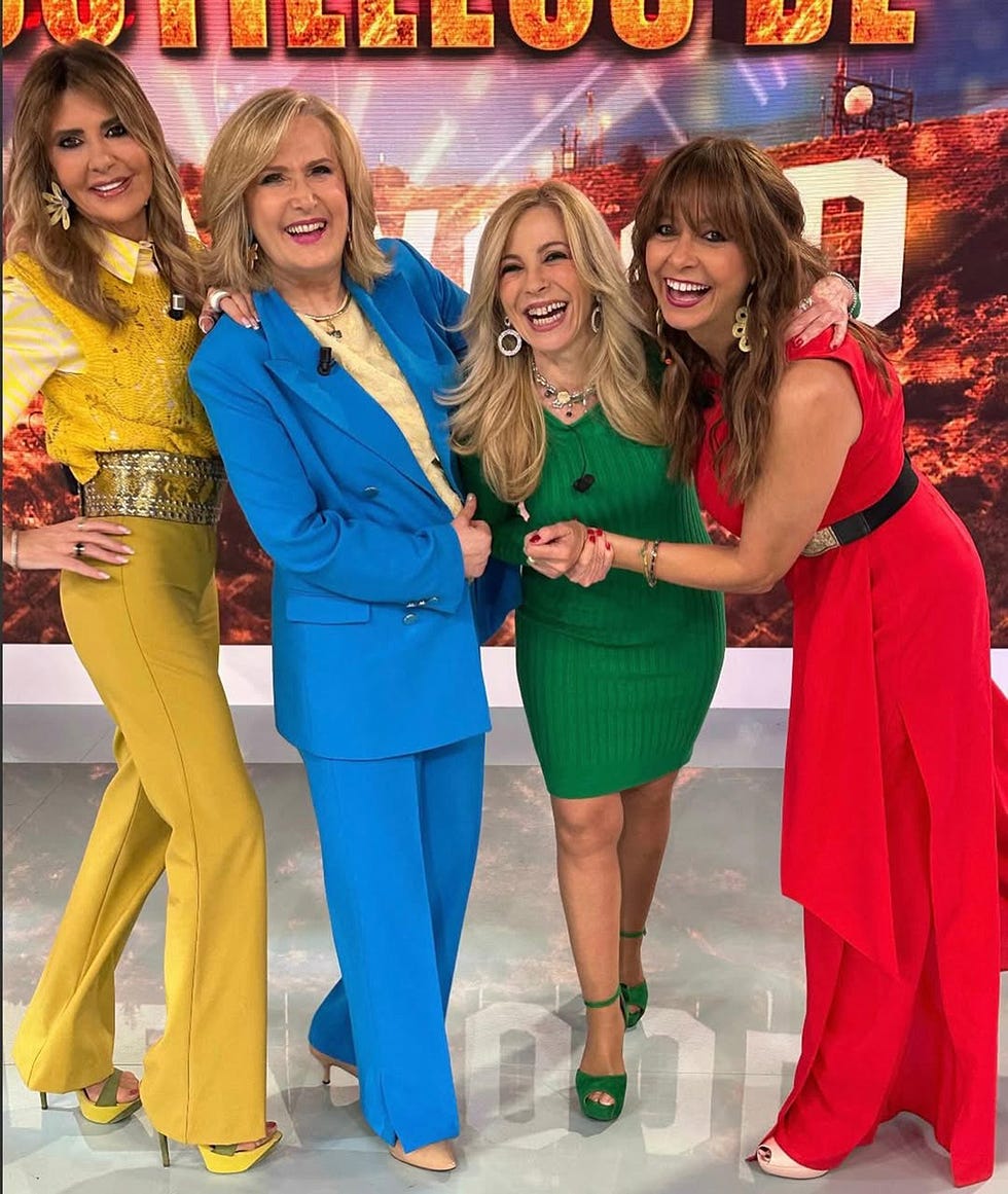 nieves herrero con sus companeras colaboradoras en 'fiesta'