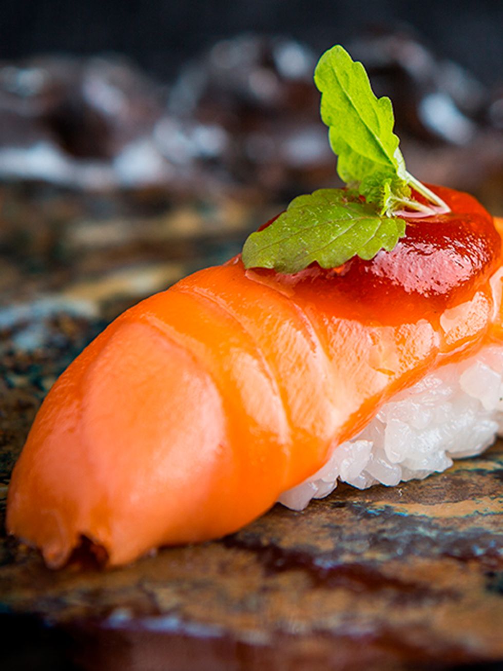 nigiri de salmón plato del restaurante japonés yugo the bunker madrid