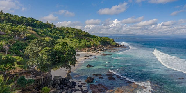 Body of water, Coast, Sea, Beach, Ocean, Sky, Shore, Coastal and oceanic landforms, Tropics, Promontory, 