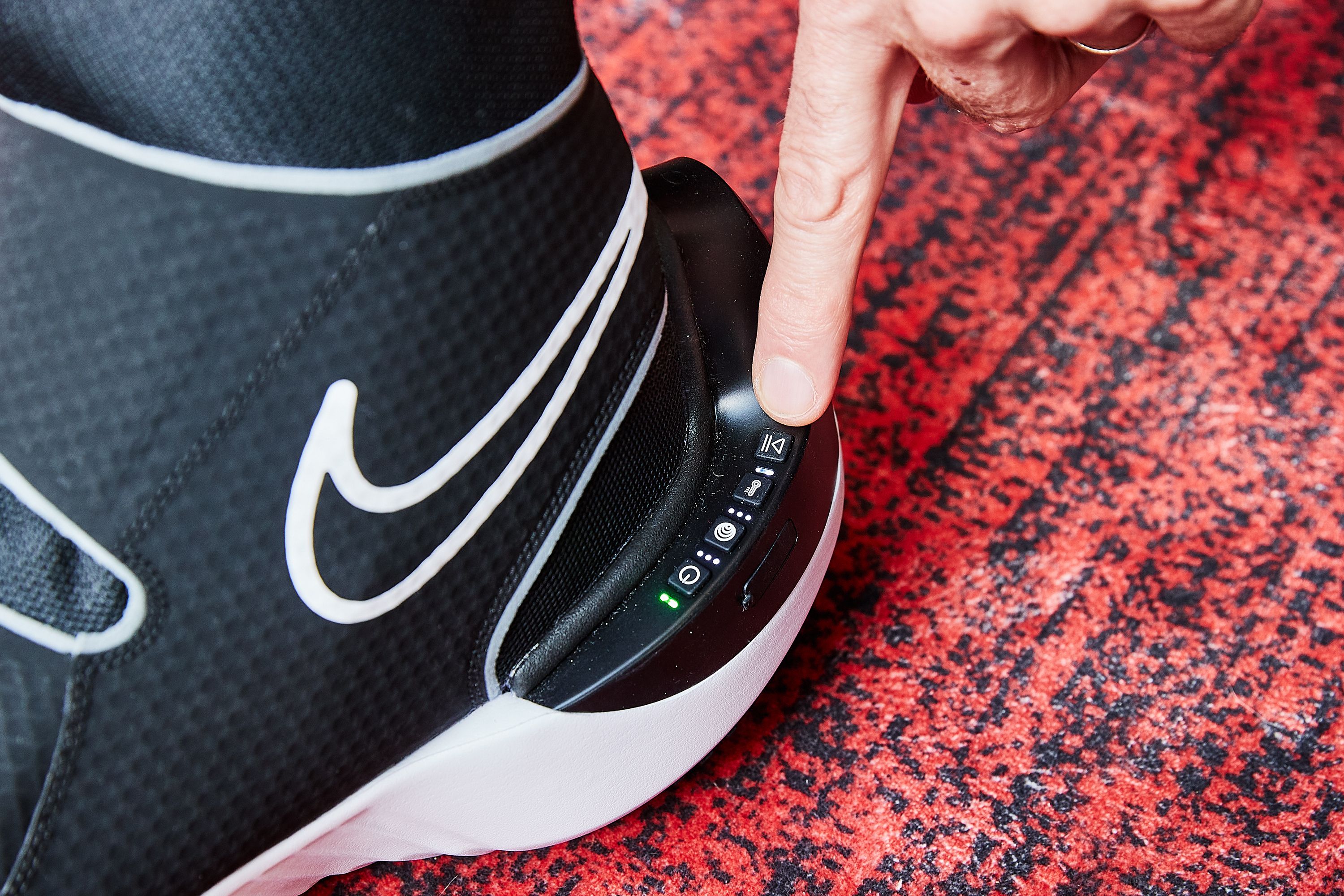 最新コラボシューズ☆Nike x Hyperice Hyperboot☆お早めに！ Nike x Hyperice Hyperboot: High-Tech Sneakers Soothe Tired Feet