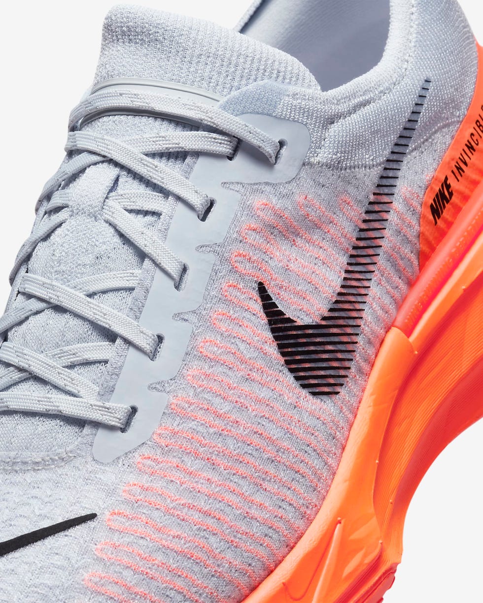 las zapatillas de running nike invencible 3 en color gris plata y naranja