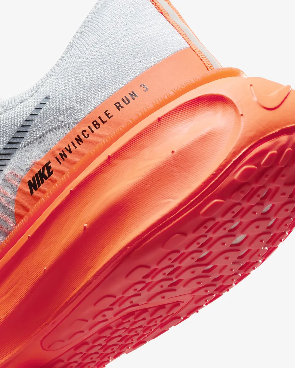 las zapatillas de running nike invencible 3 en color gris plata y naranja