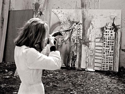 niki de saint phalle shooting one of her tirs, 1962