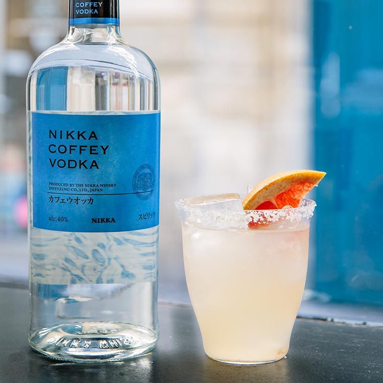 https://hips.hearstapps.com/hmg-prod/images/nikka-coffey-vodka-salty-dog-1626207743.jpg