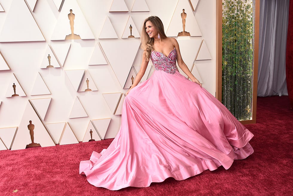 nikki novak en la alfombra roja de los oscar 2022