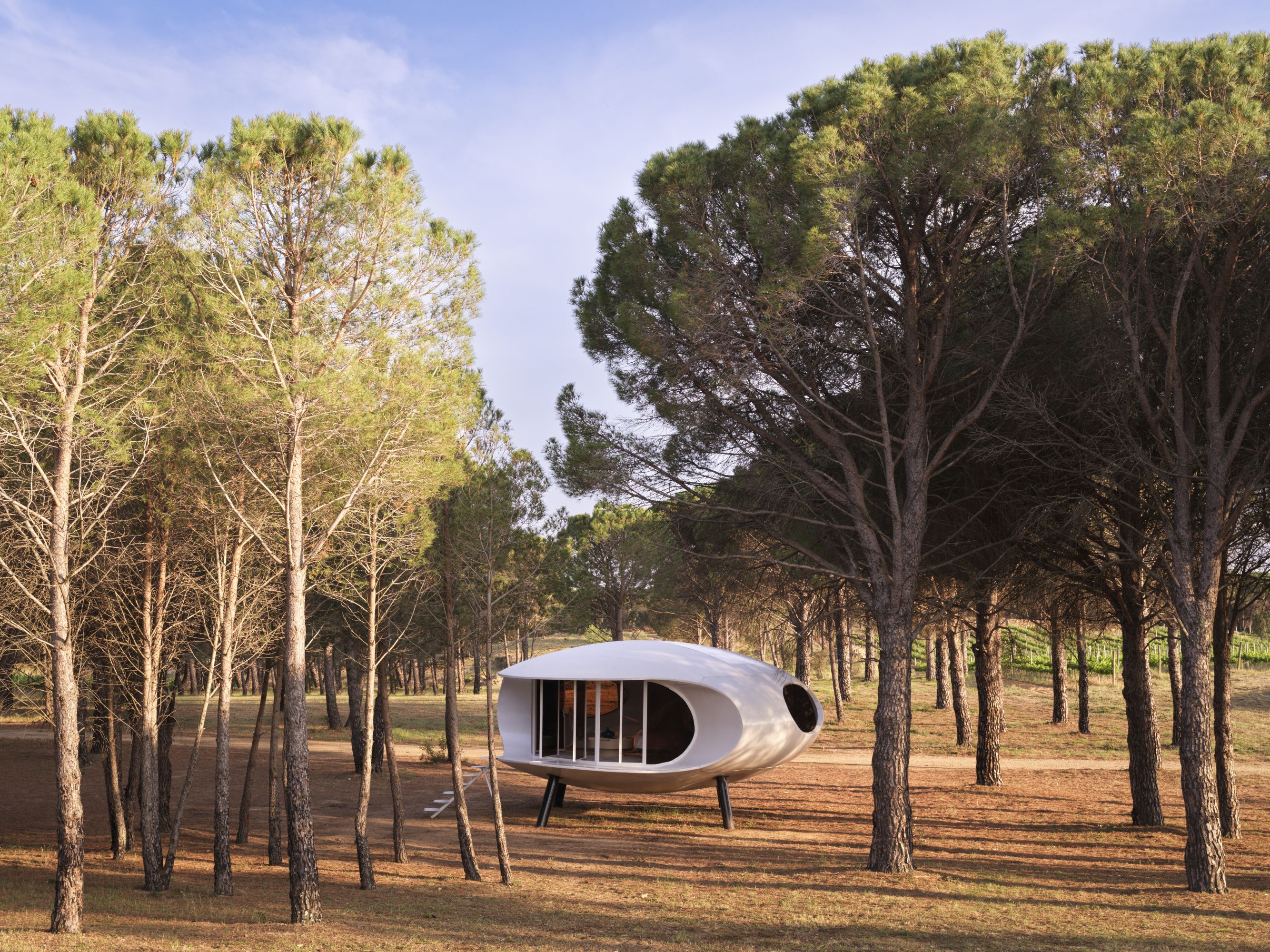 La mini casa prefabricada de los 60 que se exhibe como una joya  retrofuturista en una bodega de Girona