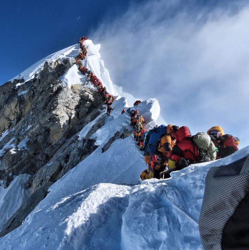 Tijdens zijn afdaling van de Mount Everest en op weg naar de beklimming van de naburige Lhotse fotografeerde Nims de opstopping van klimmers op de beroemde Hillarytreden Hij postte deze foto op Instagram met het commentaar Op 22 mei bereikte ik om half zes s ochtends de top van de Everest en om kwart voor vier s middags de top van de Lhotse en dat ondanks de grote aantallen mensen zon 320 mensen