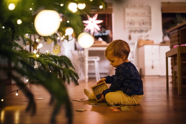 niño pequeño jugando en navidad
