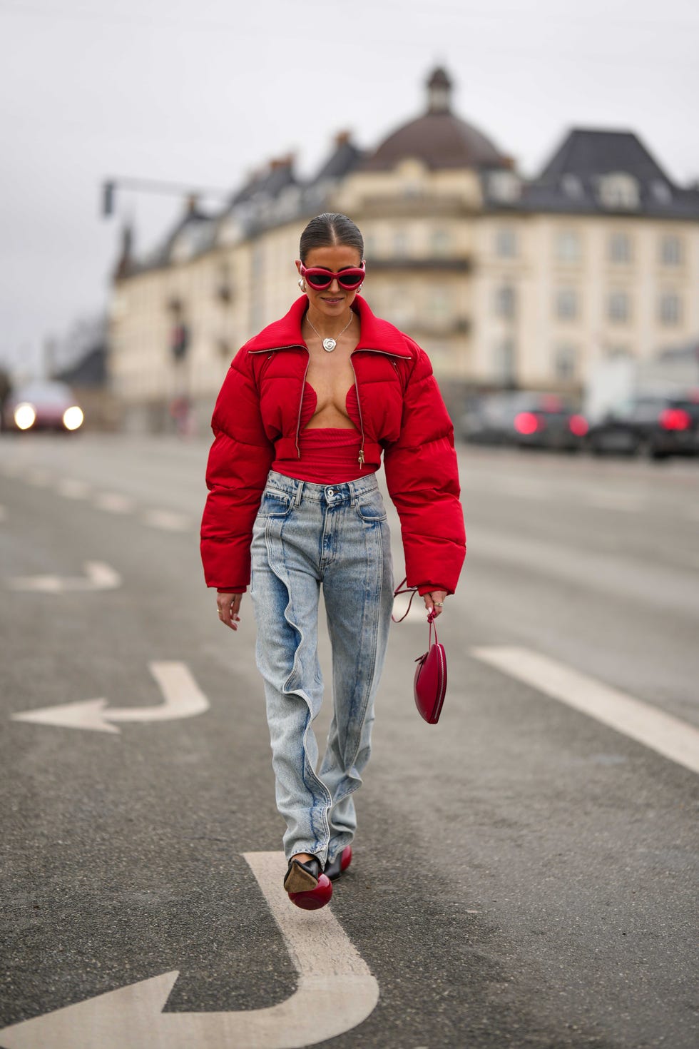 Bella ed elegante American hipster donna tessuto in jeans abiti alla moda  con un rosso bandana