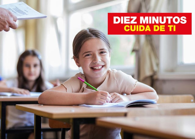 una nina sonrie en clase
