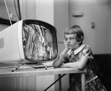 niña viendo una cirugía en televisión