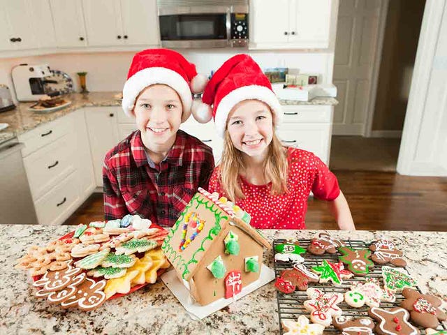 Niños a punto de darse atracón de galletas navideñas 