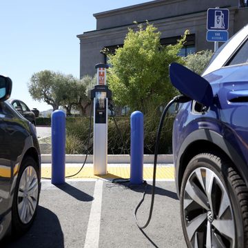 several major automakers pledge to expand electric vehicle charging network throughout us