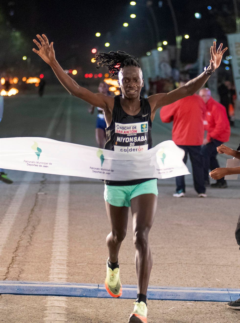 muktar edris cruza en primer lugar la línea de meta de la xxix carrera urbano internacional noche de san antón