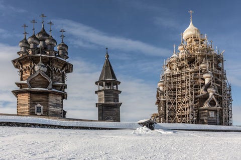 De Pogost van Kizhi is een UNESCOwerelderfgoedlocatie in de Russische regio Kareli Deze ongewone constructies twee 18eeeuwse houten kerken en een achthoekige houten klokkentoren gebouwd in 1862 bestendigen een oud model van parochieruimte dat in harmonie is met het omliggende landschap