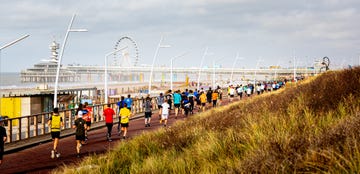 hardlopers tijdens cpc halve marathon den haag