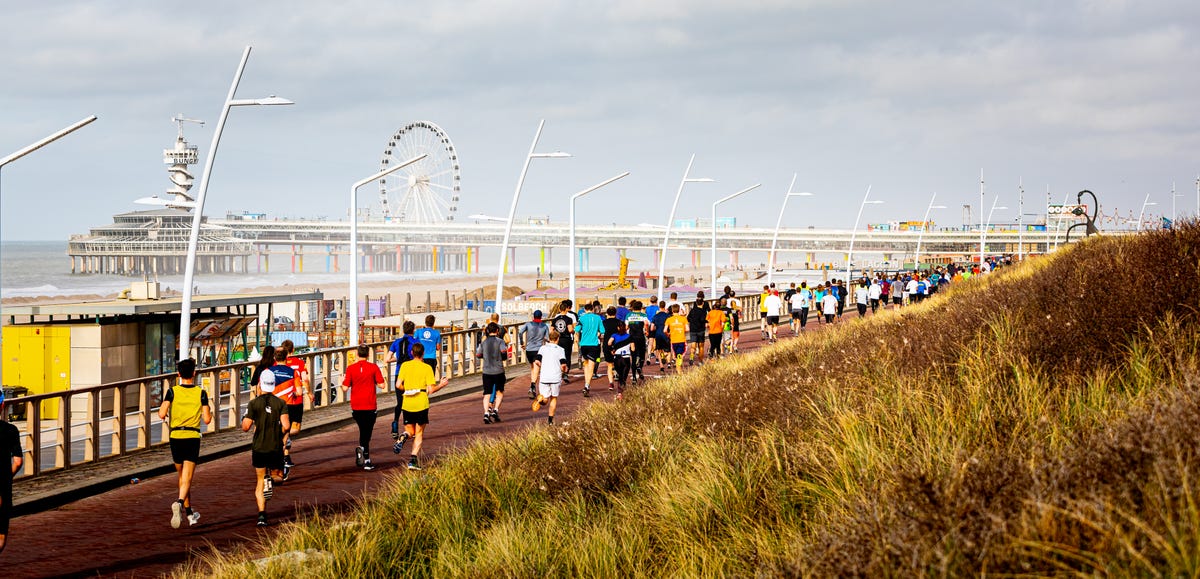 hardlopers tijdens cpc halve marathon den haag