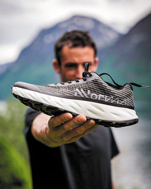 kilian jornet con sus zapatillas  kjerag de nnormal