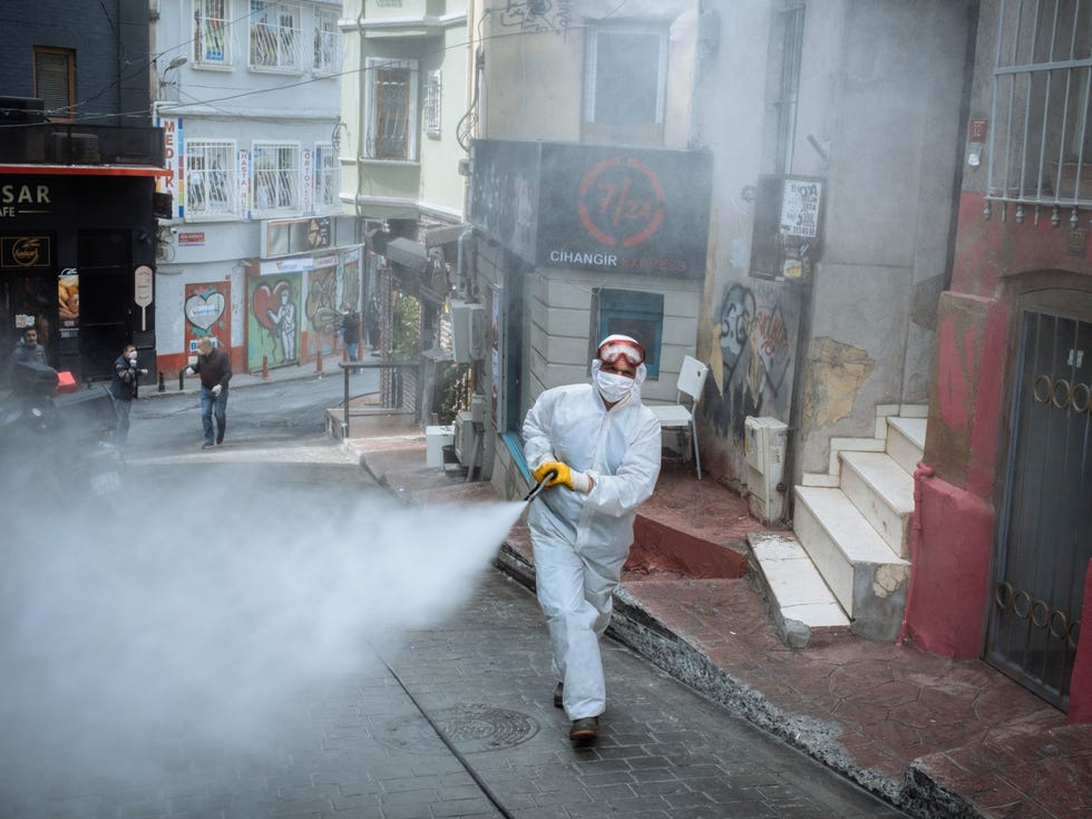 Istanbul, Turkey ISTANBOEL TURKIJEEen medewerker van de stad Istanboel ontsmet de straten van de wijk Beyoglu 14 april 2020 Normaliter is het in deze wijk met zijn oude wijnhuizen musea nachtclubs en winkels een drukte van belang maar aan het begin van de pandemie werd het hier akelig rustig Aanvankelijk probeerden veel steden de verspreiding van het coronavirus tegen te gaan door straten met ontsmettingsmiddelen te besproeien een praktijk die uiteindelijk door de Wereldgezondheidsorganisatie WHO werd afgeraden aangezien de gebruikte chemicalin waarschijnlijk niet goed waren voor de volksgezondheid