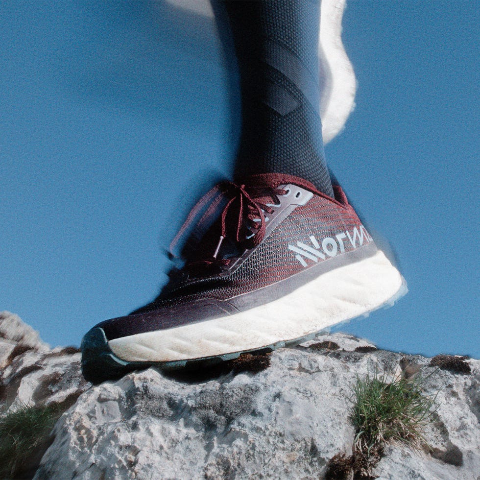 las zapatillas de trail runnning nnormal kjerag 02 burgundy