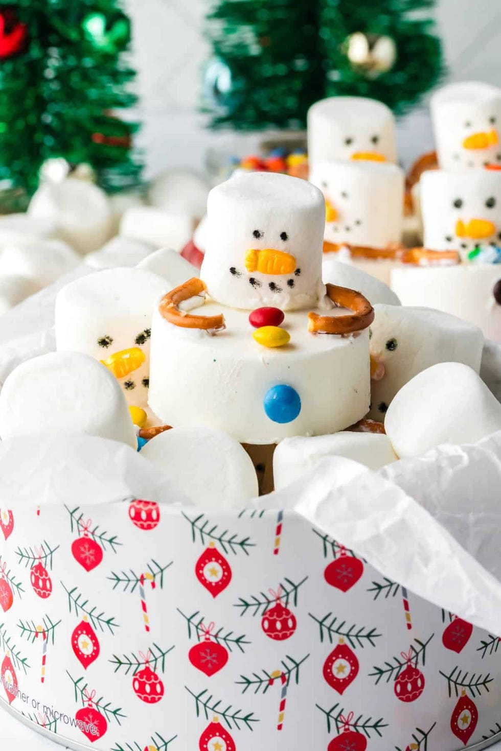 https://hips.hearstapps.com/hmg-prod/images/no-bake-cookies-melting-snowman-cookies-65720fe79ce9f.jpeg?crop=1.00xw:0.667xh;0,0.0114xh&resize=980:*