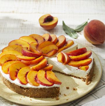 a no bake peach cheesecake with fruit on top