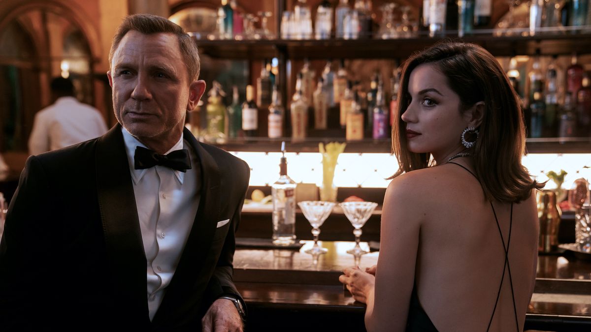 preview for Daniel Craig gave an awkward red carpet interview while promoting No Time To Die