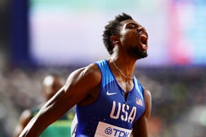 el campeón mundial de 200 metros lisos estadounidense noah lyles grita y celebra su victoria en doha 2019